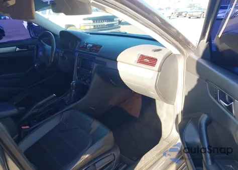 2015 Volkswagen Passat 1.8T Limited Edition z USA, uszkodzony, nr VIN 1VWAT7A31FC117040